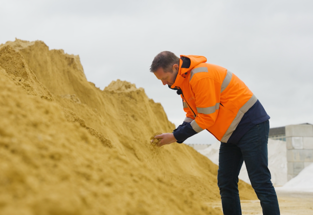Wichert Steert die bij de kalkopslag staat